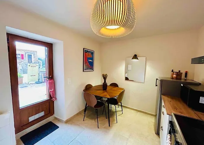 Charmant Petit Appartement Place De L Eglise