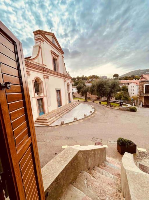 Petit Place De L Eglise *